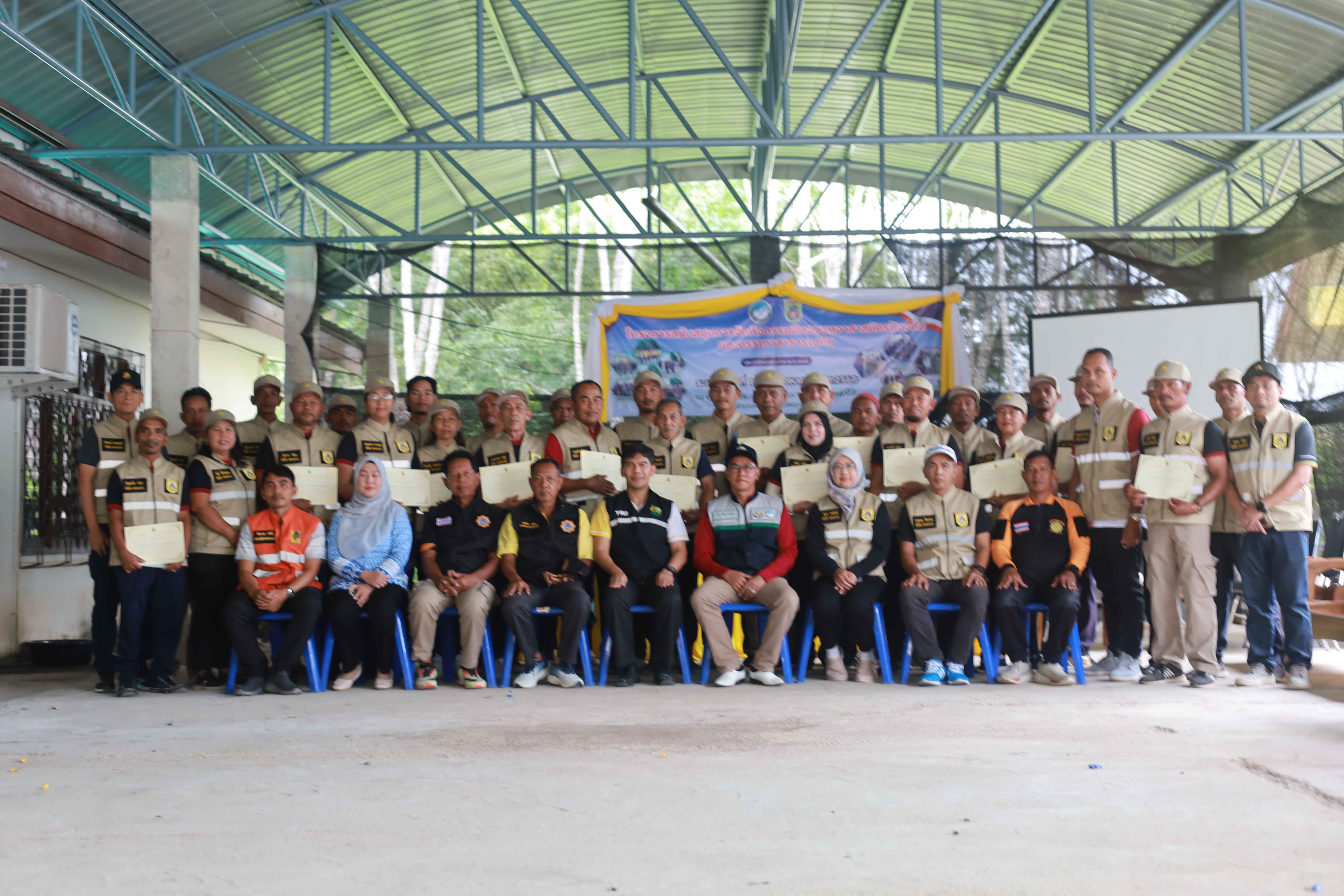 ภายใต้การบริหารงานของ นายสะการียา หามะ นายกองค์การบริหารส่วนตำบลดาโต๊ะ จัดโครงการสนับสนุนการจัดกิจกรรมฝึกอบรมอาสาสมัครป้องกันและบรรเทาสาธารณะภัย
*****************

วันอังคาร ที่ 19 สิงหาคม 2568 เวลา 09.00 น.
ว่าที่  ร.ต.ภัทร นาคสง่า ปลัดอำเภอหัวหน้ากลุ่มงานบริหารงาน ปกครอง เป็นประธานพิธีเปิดโครงการสนับสนุนการจัดกิจกรรมฝึกอบรมอาสาสมัครป้องกันและบรรเทาสาธารณภัยประจำปีงบประมาณ 2568 จัดโดยองค์การบริหารส่วนตำบล
ดาโต๊ะ ระหว่างวันที่ 19-21 สิงหาคม 2568 เป็นเวลา 3 วัน
